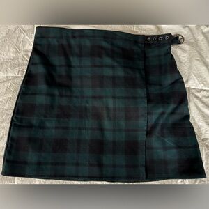 New Without Tags! Harlow green plaid skirt with buckle perfect for winter & fall